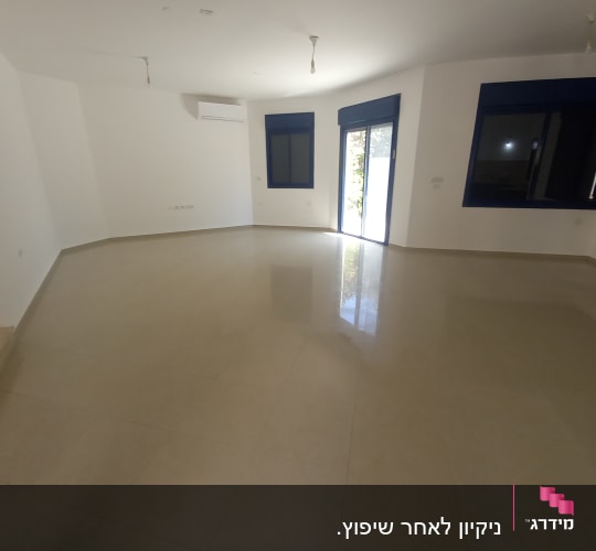 רצפה נקייה ומבריקה בחדר ריק עם חלונות